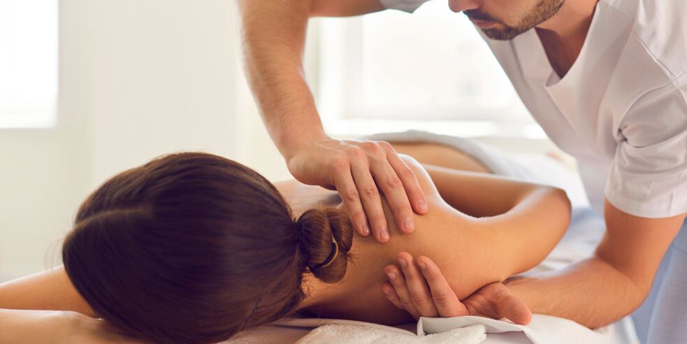 Еден од ефективни методи за лекување на артроза на рамениот зглоб е масажата. 