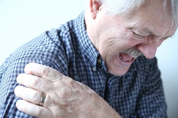 Болка во рамото кај постар маж дијагностицирана со артроза на рамениот зглоб